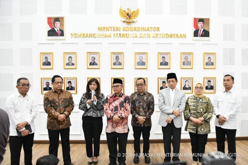 Menkomdigi Meutya Hafid bersama para menteri menunjukkan dokumen Surat Keputusan Bersama Tujuh Menteri tentang Pedoman Pemanfaatan dan Pembelajaran Teknologi Digital dan Kecerdasan Artifisial di Jalur Pendidikan Formal, Nonformal, dan Informal usai ditandatangani di Kantor Kemenko PMK, Jakarta Pusat, Kamis (12/03/2026). (Foto: Ardi W/Komdigi)