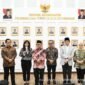 Menkomdigi Meutya Hafid bersama para menteri menunjukkan dokumen Surat Keputusan Bersama Tujuh Menteri tentang Pedoman Pemanfaatan dan Pembelajaran Teknologi Digital dan Kecerdasan Artifisial di Jalur Pendidikan Formal, Nonformal, dan Informal usai ditandatangani di Kantor Kemenko PMK, Jakarta Pusat, Kamis (12/03/2026). (Foto: Ardi W/Komdigi)