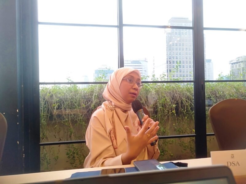 Dokter spesialis anak, Bernie Endyarni Medise, mengatakan penggunaan gim daring seperti Roblox dan Minecraft yang kerap dimainkan anak-anak juga memiliki risiko. Sebab beberapa anak sering kali menganggap dunia gim tersebut sebagai sesuatu yang nyata seperti dalam kehidupan mereka. Karena itu, orang tua agar berhati-hati dalam memberikan akses teknologi kepada anak, terutama pada usia yang masih sangat muda. Hal itu disampaikannya dalam Diskusi Redaksi (DIKSI) di Jakarta, Kamis (12/3/2026). (Foto: Ismadi Amrin/Indonesia.go.id/KPM Kemkomdigi)