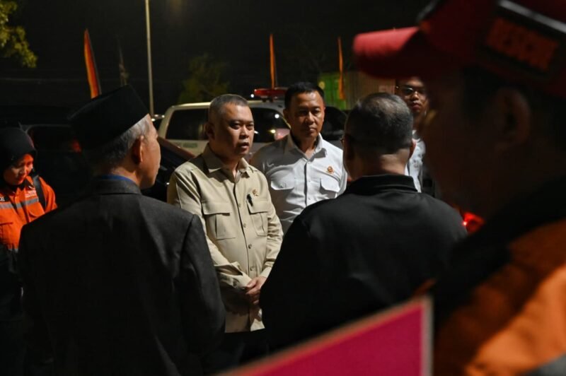 Menteri Perhubungan Dudy Purwagandhi saat meninjau jalur pantura di Jawa Barat, Minggu dini hari (15/3/2026). (Dok: Humas Kemenhub)