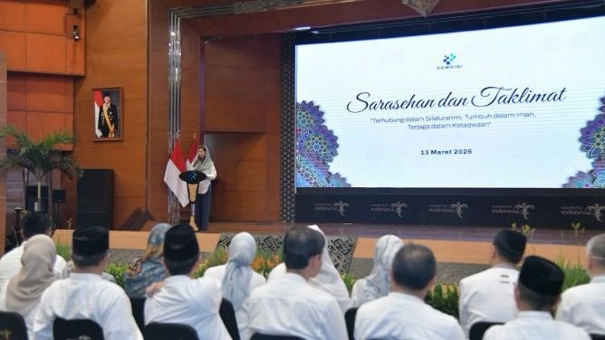 Menkomdigi Meutya Hafid memberikan arahan dalam acara Sarasehan dan Taklimat bertema “Terhubung dalam Silaturahmi, Tumbuh dalam Iman, Terjaga dalam Ketaqwaan” di Jakarta Pusat, Jumat (13/03/2026). (Foto: Pey HS/Komdigi)