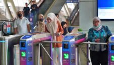 Sejumlah penumpang LRT Jabodebek memasuki stasiun. (Dok: Humas KAI)
