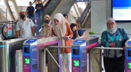 Sejumlah penumpang LRT Jabodebek memasuki stasiun. (Dok: Humas KAI)