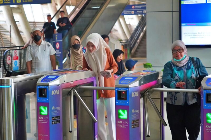Sejumlah penumpang LRT Jabodebek memasuki stasiun. (Dok: Humas KAI)