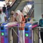 Sejumlah penumpang LRT Jabodebek memasuki stasiun. (Dok: Humas KAI)