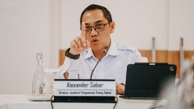 Direktur Jenderal Pengawasan Ruang Digital Alexander Sabar mengapresiasi tindakan nyata yang diambil X sebagai bentuk komitmen kepatuhan sekaligus memastikan pelindungan terhadap anak di ruang digital. (Dok: Humas Kemkomdigi)