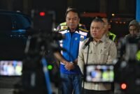 Menteri Perhubungan Dudy Purwagandhi bersama Kakorlantas Polri Agus Suryonugroho dan Direktur Utama Jasa Marga Rivan A. Purwantono meninjau langsung kondisi arus lalu lintas di KM 29 pada Selasa malam (17/3/2026). (Dok: Humas Kemenhub)