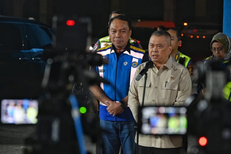 Menteri Perhubungan Dudy Purwagandhi bersama Kakorlantas Polri Agus Suryonugroho dan Direktur Utama Jasa Marga Rivan A. Purwantono meninjau langsung kondisi arus lalu lintas di KM 29 pada Selasa malam (17/3/2026). (Dok: Humas Kemenhub)