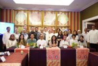 Menteri Komunikasi dan Digital (Menkomdigi) Meutya Hafid (tengah) berfoto bersama dengan sejumlah pakar, akademisi dan pemangku kepentingan usai kegiatan buka bersama terkait implementasi Peraturan Pemerintah Nomor 17 Tahun 2025 tentang Tata Kelola Penyelenggaraan Sistem Elektronik dalam Pelindungan Anak (PP Tunas) dan Peraturan Menkomdigi No 9 Tahun 2026 di Jakarta, Selasa (17/3/2026). (Foto: Amiriyandi/InfoPublik/Ditjen KPM Komdigi)