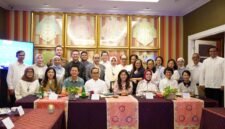 Menteri Komunikasi dan Digital (Menkomdigi) Meutya Hafid (tengah) berfoto bersama dengan sejumlah pakar, akademisi dan pemangku kepentingan usai kegiatan buka bersama terkait implementasi Peraturan Pemerintah Nomor 17 Tahun 2025 tentang Tata Kelola Penyelenggaraan Sistem Elektronik dalam Pelindungan Anak (PP Tunas) dan Peraturan Menkomdigi No 9 Tahun 2026 di Jakarta, Selasa (17/3/2026). (Foto: Amiriyandi/InfoPublik/Ditjen KPM Komdigi)