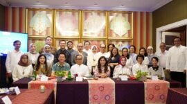 Menteri Komunikasi dan Digital (Menkomdigi) Meutya Hafid (tengah) berfoto bersama dengan sejumlah pakar, akademisi dan pemangku kepentingan usai kegiatan buka bersama terkait implementasi Peraturan Pemerintah Nomor 17 Tahun 2025 tentang Tata Kelola Penyelenggaraan Sistem Elektronik dalam Pelindungan Anak (PP Tunas) dan Peraturan Menkomdigi No 9 Tahun 2026 di Jakarta, Selasa (17/3/2026). (Foto: Amiriyandi/InfoPublik/Ditjen KPM Komdigi)