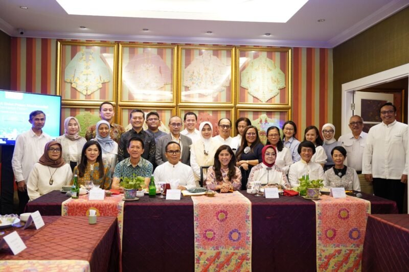 Menteri Komunikasi dan Digital (Menkomdigi) Meutya Hafid (tengah) berfoto bersama dengan sejumlah pakar, akademisi dan pemangku kepentingan usai kegiatan buka bersama terkait implementasi Peraturan Pemerintah Nomor 17 Tahun 2025 tentang Tata Kelola Penyelenggaraan Sistem Elektronik dalam Pelindungan Anak (PP Tunas) dan Peraturan Menkomdigi No 9 Tahun 2026 di Jakarta, Selasa (17/3/2026). (Foto: Amiriyandi/InfoPublik/Ditjen KPM Komdigi)