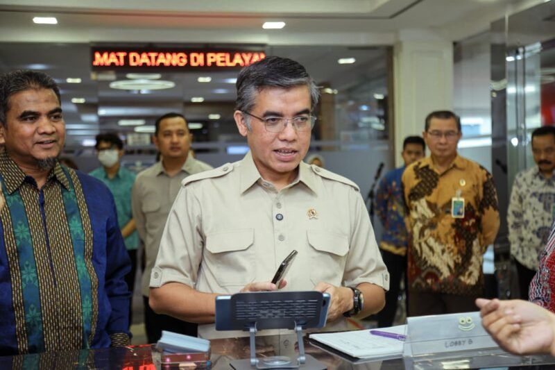 Menteri Ketenagakerjaan (Menaker), Yassierli, meninjau  Posko Tunjangan Hari Raya (THR) dan Bonus Hari Raya (BHR) Keagamaan Tahun 2026. (Dok: Humas Kemnaker)