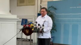 Menteri Koordinator Bidang Perekonomian, Airlangga Hartarto, memberikan pernyataan pers di Kompleks Istana Kepresidenan Jakarta, Kamis (19/3/2026). 
