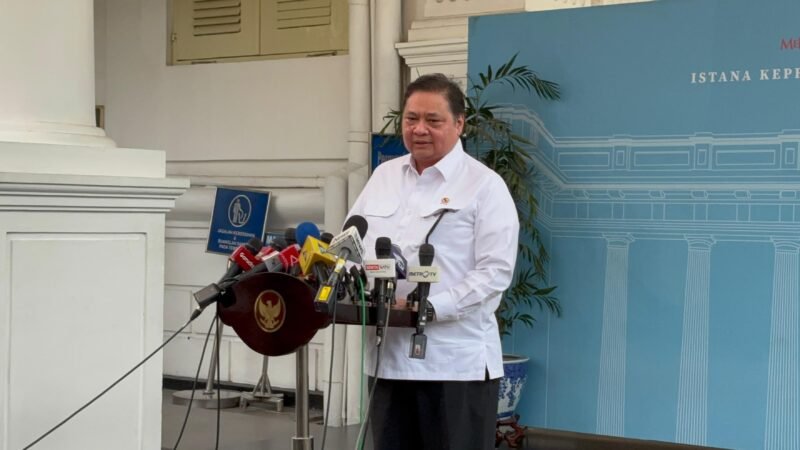 Menteri Koordinator Bidang Perekonomian, Airlangga Hartarto, memberikan pernyataan pers di Kompleks Istana Kepresidenan Jakarta, Kamis (19/3/2026). 