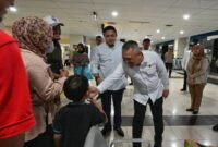 Menteri Perhubungan Dudy Purwagandhi bersama Sekretaris Kabinet Teddy Indra Wijaya memantau langsung situasi puncak arus balik Lebaran gelombang I (pertama) di Terminal Terpadu Pulo Gebang, Jakarta, Rabu (25/3/2026) dini hari. (Foto: Chris - BKIP Kemenhub)