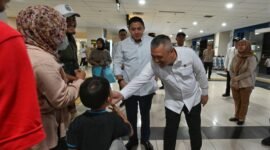 Menteri Perhubungan Dudy Purwagandhi bersama Sekretaris Kabinet Teddy Indra Wijaya memantau langsung situasi puncak arus balik Lebaran gelombang I (pertama) di Terminal Terpadu Pulo Gebang, Jakarta, Rabu (25/3/2026) dini hari. (Foto: Chris - BKIP Kemenhub)