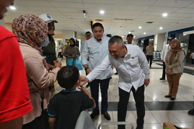 Menteri Perhubungan Dudy Purwagandhi bersama Sekretaris Kabinet Teddy Indra Wijaya memantau langsung situasi puncak arus balik Lebaran gelombang I (pertama) di Terminal Terpadu Pulo Gebang, Jakarta, Rabu (25/3/2026) dini hari. (Foto: Chris - BKIP Kemenhub)