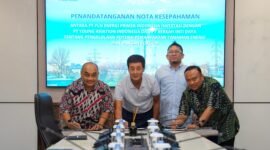 Direktur Utama PT Berkah Inti Daya Eri Prabowo,  Direktur Utama PT Young Aviation Indonesia Jung Young Geun, Direktur Biomassa PLN EPI Hokkop Situngkir dan Direktur Utama PLN EPI Investasi, Yongky Permana Ramlan dalam acara penandatanganan nota kesepahaman (_Memorandum of Understanding_/MoU) terkait pengelolaan potensi pemanfaatan tanaman energi dan pangan sorgum sebagai sumber biomassa di Jakarta. (Dok: PLN EPI)