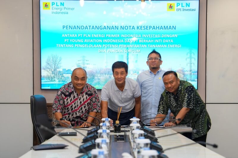 Direktur Utama PT Berkah Inti Daya Eri Prabowo,  Direktur Utama PT Young Aviation Indonesia Jung Young Geun, Direktur Biomassa PLN EPI Hokkop Situngkir dan Direktur Utama PLN EPI Investasi, Yongky Permana Ramlan dalam acara penandatanganan nota kesepahaman (_Memorandum of Understanding_/MoU) terkait pengelolaan potensi pemanfaatan tanaman energi dan pangan sorgum sebagai sumber biomassa di Jakarta. (Dok: PLN EPI)