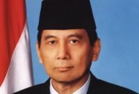 Foto resmi Juwono Sudarsono sebagai Menteri Pertahanan Indonesia.