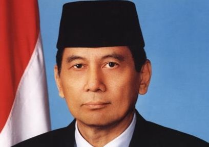 Foto resmi Juwono Sudarsono sebagai Menteri Pertahanan Indonesia.