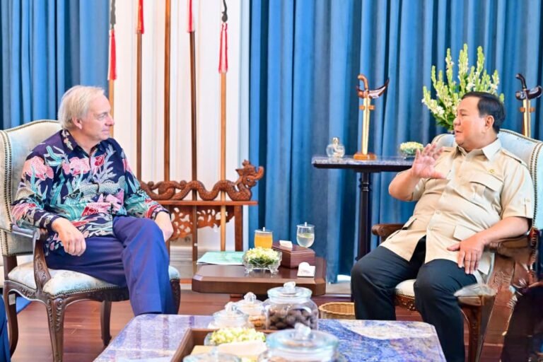 Presiden Prabowo Subianto menerima salah satu penasihat Danantara, Ray Dalio, di Istana Merdeka, Jakarta, pada Jumat, 27 Maret 2026.