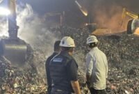 Menteri Lingkungan Hidup/Kepala Badan Pengendalian Lingkungan Hidup (KLH/BPLH), Hanif Faisol Nurofiq, meninjau lokasi longsor TPST Bantargebang, Bekasi. (Dok: KLH)