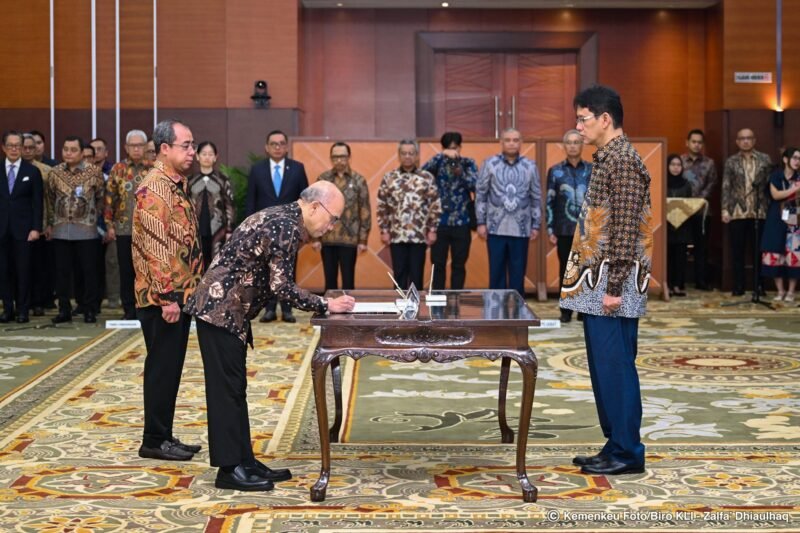 Menteri Keuangan, Purbaya Yudhi Sadewa, melantik Robert Leonard Marbun sebagai Sekretaris Jenderal Kementerian Keuangan di Jakarta, Jumat (27/3). (Dok: Humas Kemenkeu)