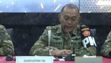 Danpuspom TNI Mayjen Yusri Nuryanto saat jumpa pers terkait pelaku penyiraman air ke Wakil Koordinator KontraS Andrie Yunus. 