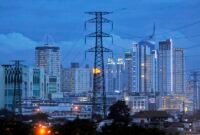 JAKARTA, 30/3 - KENAIKAN TDL. Pemandangan gedung bertingkat terlihat dari Kawasan Tanah Abang, Jakarta, Sabtu (30/3). Pemerintah akan menaikan tarif dasar listrik (TDL) periode kedua per 1 April dengan kenaikan sebesar 4,3 persen untuk menghemat anggaran subsidi listrik. FOTO ANTARA/Zabur Karuru/ama/13