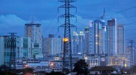 JAKARTA, 30/3 - KENAIKAN TDL. Pemandangan gedung bertingkat terlihat dari Kawasan Tanah Abang, Jakarta, Sabtu (30/3). Pemerintah akan menaikan tarif dasar listrik (TDL) periode kedua per 1 April dengan kenaikan sebesar 4,3 persen untuk menghemat anggaran subsidi listrik. FOTO ANTARA/Zabur Karuru/ama/13