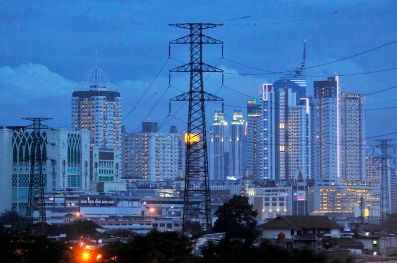 JAKARTA, 30/3 - KENAIKAN TDL. Pemandangan gedung bertingkat terlihat dari Kawasan Tanah Abang, Jakarta, Sabtu (30/3). Pemerintah akan menaikan tarif dasar listrik (TDL) periode kedua per 1 April dengan kenaikan sebesar 4,3 persen untuk menghemat anggaran subsidi listrik. FOTO ANTARA/Zabur Karuru/ama/13