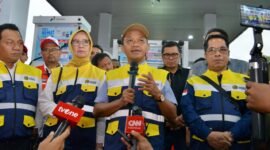 Menteri ESDM, Bahlil Lahadalia, melakukan pemantauan langsung kondisi pasokan energi di Stasiun Pengisian Bahan Bakar Umum (SPBU) 35i Rest Area 519B, Sragen dan SPBU 44.577.09 Bolon, Karanganyar, Jawa Tengah. (Dok: Humas KemenESDM)