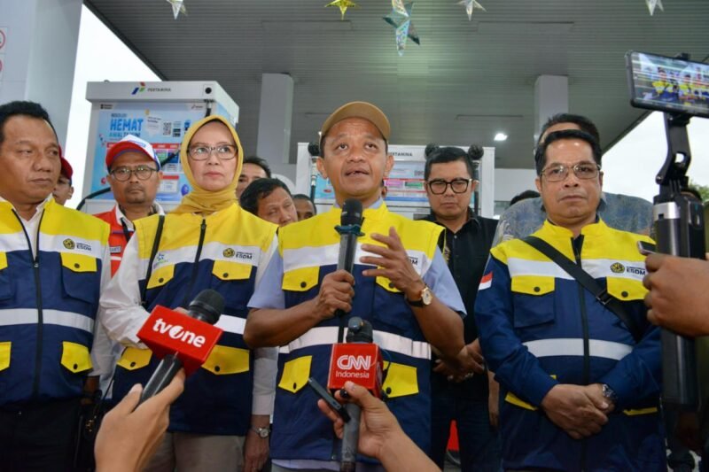 Menteri ESDM, Bahlil Lahadalia, melakukan pemantauan langsung kondisi pasokan energi di Stasiun Pengisian Bahan Bakar Umum (SPBU) 35i Rest Area 519B, Sragen dan SPBU 44.577.09 Bolon, Karanganyar, Jawa Tengah. (Dok: Humas KemenESDM)