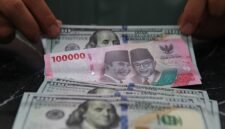 Karyawan merapihkan uang dolar AS dan rupiah di salah satu tempat penukaran uang di Jakarta.