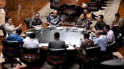 Presiden Prabowo Subianto menggelar rangkaian rapat bersama sejumlah menteri Kabinet Merah Putih di kediaman pribadinya di Hambalang, Bogor, Jawa Barat, pada Minggu, 8 Maret 2026. Sumber foto: BPMI Setpres/Cahyo