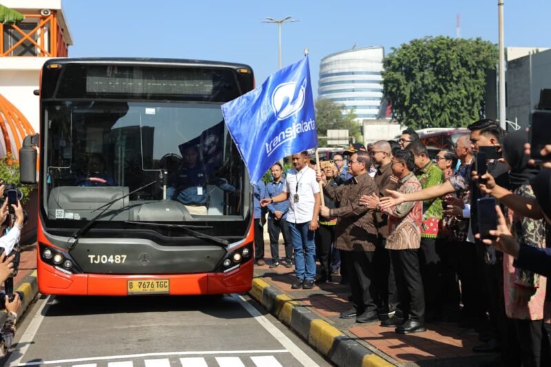 Gubernur DKI Jakarta, Pramono Anung, meresmikan layanan Transjabodetabek rute Blok M–Bandara Soekarno-Hatta (SH2) di Terminal Blok M Jalur 6, Melawai, Kebayoran Baru, Jakarta Selatan, pada Kamis (12/3/2026). (Dok: Humas Pemprov DKI)