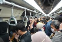 Penumpang LRT Jabodebek.