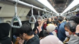 Penumpang LRT Jabodebek.