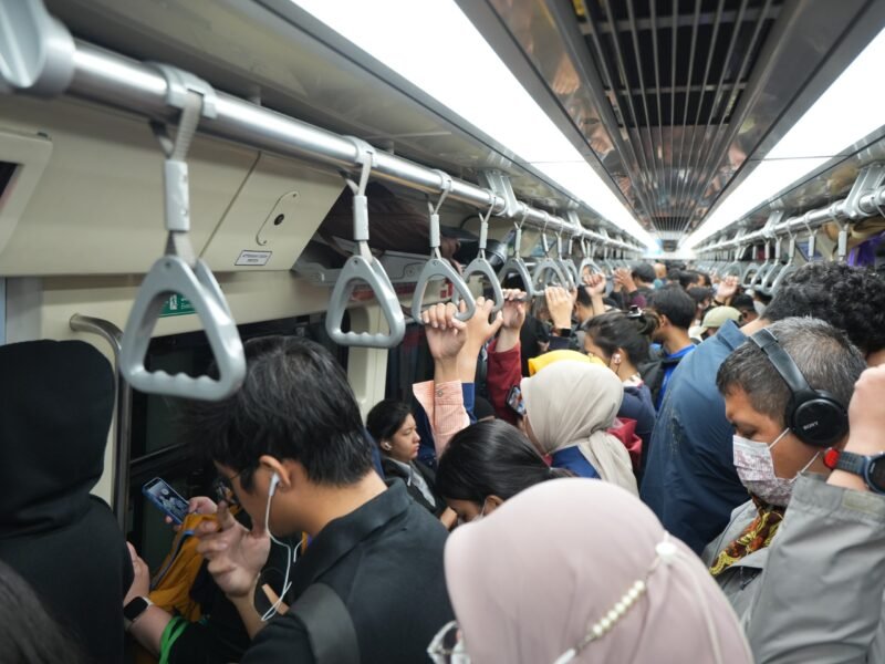 Penumpang LRT Jabodebek.