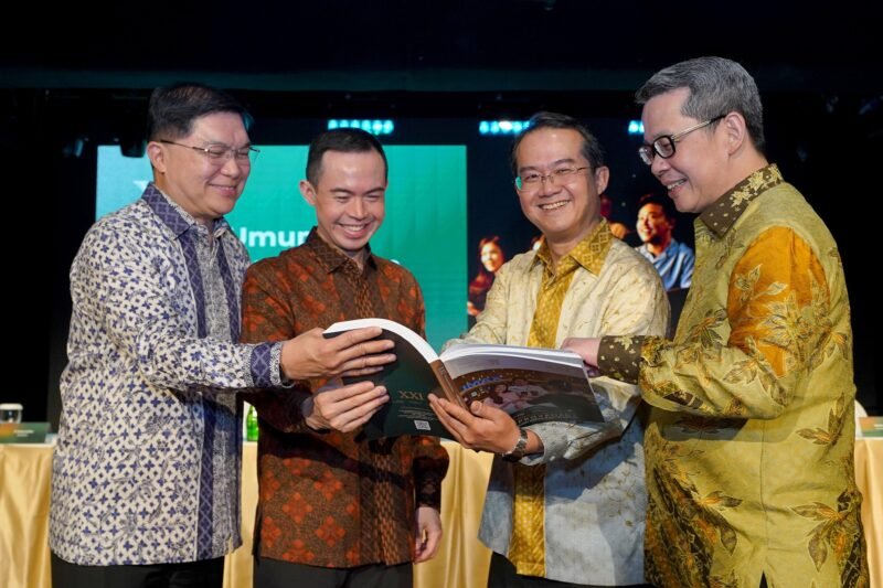 (Kiri ke Kanan) Direktur PT Nusantara Sejahtera Raya Tbk (Cinema XXI) Dody Suhartono, Direktur Cinema XXI Arif Suherman, Direktur Utama Cinema XXI Suryo Suherman, dan Direktur Cinema XXI Tri Rudy Anitio pada Rapat Umum Pemegang Saham Tahunan (RUPST) tahun buku 2025 di Jakarta, Senin (6/4/2026).