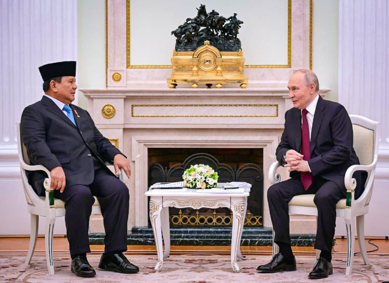 Presiden Republik Indonesia, Prabowo Subianto, mendapat sambutan hangat dari Presiden Federasi Rusia, Vladimir Putin, saat melakukan pertemuan di Istana Kremlin, Moskow, pada Senin, 13 April 2026. (Foto: BPMI Setpres)