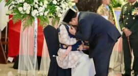 Presiden Prabowo Subianto memberikan penghormatan terakhir kepada tiga personel penjaga perdamaian Indonesia yang gugur saat menjalankan tugas pada United Nations Interim Force in Lebanon (UNIFIL) di tempat persemayaman di Ruang Tengah Terminal VIP, Bandar Udara Internasional Soekarno-Hatta, Tangerang, Provinsi Banten, pada Sabtu, 4 April 2026.