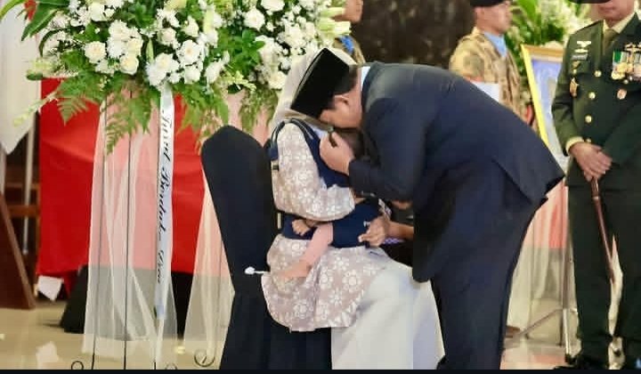 Presiden Prabowo Subianto memberikan penghormatan terakhir kepada tiga personel penjaga perdamaian Indonesia yang gugur saat menjalankan tugas pada United Nations Interim Force in Lebanon (UNIFIL) di tempat persemayaman di Ruang Tengah Terminal VIP, Bandar Udara Internasional Soekarno-Hatta, Tangerang, Provinsi Banten, pada Sabtu, 4 April 2026.
