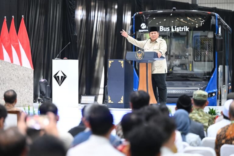 Presiden RI saat meresmikan pabrik perakitan kendaraan komersial listrik PT. VKTR Sakti Industries di Kabupaten Magelang, Provinsi Jawa Tengah, Kamis, 9 April 2026. (Foto: BPMI Setpres)