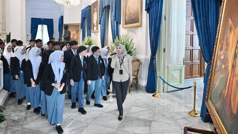 Siswa-siswi SMKN 19 Jakarta mengunjungi Istana Merdeka saat mengikuti program 