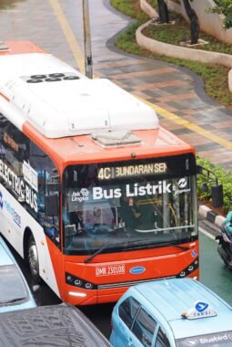 Naik Transjakarta, MRT, dan LRT Hanya Bayar Rp1 Hari Ini!