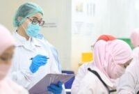 Inspektur Mutu KKP melaksanakan inspeksi penerapan standar sanitasi dan hygiene di unit pengolahan ikan (UPI) sebagai salah satu syarat sertifikasi HACCP untuk pemenuhan persyaratan ekspor beberapa waktu lalu (dok. BPPMHKP/Kementerian Kelautan dan Perikanan).