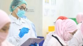 Inspektur Mutu KKP melaksanakan inspeksi penerapan standar sanitasi dan hygiene di unit pengolahan ikan (UPI) sebagai salah satu syarat sertifikasi HACCP untuk pemenuhan persyaratan ekspor beberapa waktu lalu (dok. BPPMHKP/Kementerian Kelautan dan Perikanan).